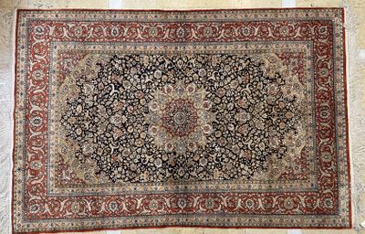 tapis persan antique à motif de médaillon sur fond beige