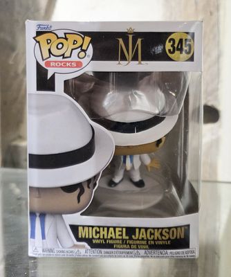 un gros plan sur une figurine Pop Vinyl dans sa boîte, posée sur une table