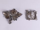 deux broches en argent ornées de grappes de raisin et de feuilles