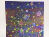 une carte de vœux ornée d'une peinture représentant des planètes et des étoiles dans les tons violet, bleu, jaune et vert