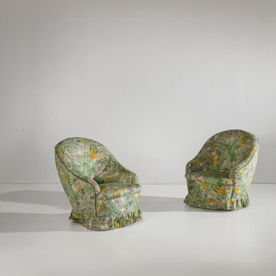 deux chaises vertes ornées de fleurs jaunes, posées sur une surface blanche