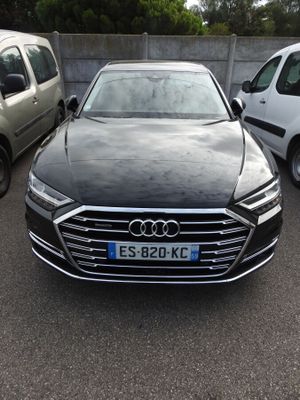 L'Audi S8 est garée sur un parking, à côté d'autres voitures.
