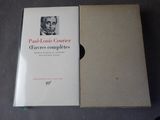un livre ouvert sur lequel figure le portrait d'un homme