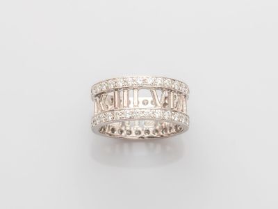 une bague en or blanc 18k et diamants