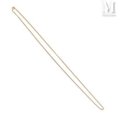 un collier en or auquel est attachée une chaîne