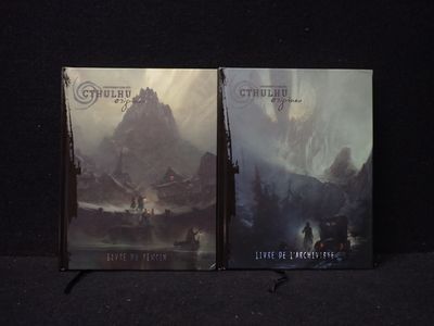 deux livres posés l'un à côté de l'autre sur une table