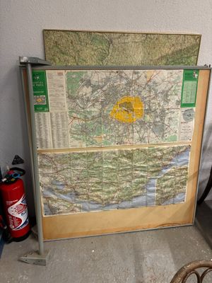 une photo d'une carte accrochée au mur à côté d'une borne d'incendie