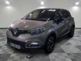 la voiture grise est garée sur un sol en damier dans le garage