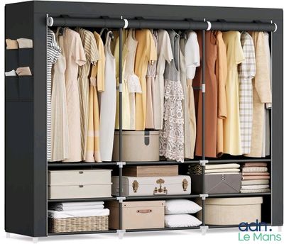 une photo d'un placard contenant des vêtements et des cartons