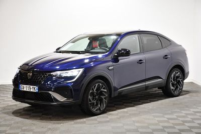 un SUV bleu garé sur un sol à damier dans une pièce