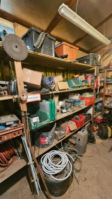 une pièce remplie d'une multitude d'outils, rangés sur des étagères