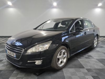 la photo d'une voiture noire sur un sol en damier
