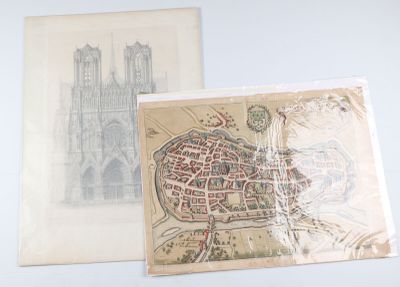 deux vieilles cartes posées l'une à côté de l'autre sur la table
