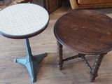 deux petites tables posées sur un parquet en bois dur