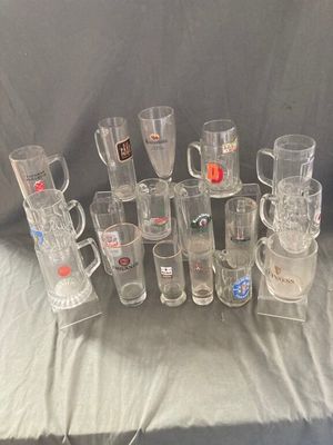 beaucoup de tasses en verre posées sur une table