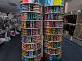 deux piles de jouets exposées dans un magasin