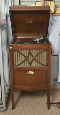 un petit meuble en bois sur lequel est posée une radio