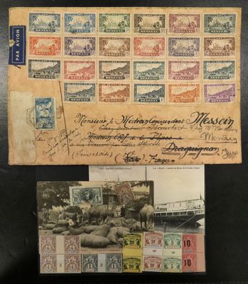 une vieille carte postale sur laquelle sont collés de nombreux timbres