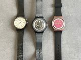 trois montres différentes posées les unes à côté des autres sur une table