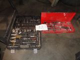 une boîte à outils contenant de nombreux outils