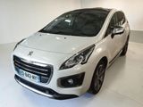 la petite voiture blanche est garée dans une pièce blanche
