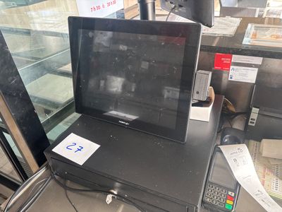 un distributeur automatique de billets installé devant une fenêtre