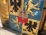 un blason exposé dans la vitrine d'un immeuble