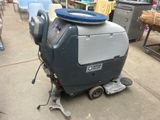 une machine posée par terre dans la cour
