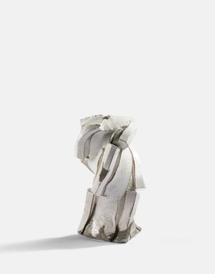 une image représentant une sculpture en argent représentant une femme avec un nœud sur la tête