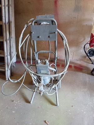 une petite machine posée au milieu d'une pièce