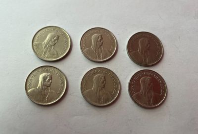 quatre pièces différentes sont représentées sur une surface blanche