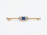 un gros plan sur une broche en forme de losange bleue et blanche