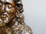 une statue représentant un homme barbu posée sur une table