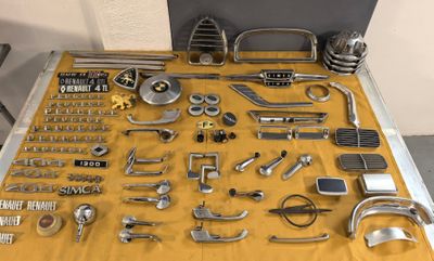 une table sur laquelle sont posés de nombreux outils