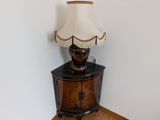 une lampe posée sur une table en bois
