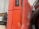 une machine rouge posée sur une palette