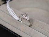 une bague qui se trouve dans une boîte sur une table