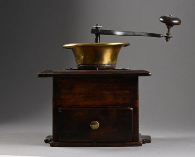 un moulin à café posé sur une table en bois