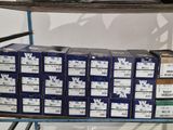 de nombreux paquets de cigarettes posés sur une étagère dans une pièce