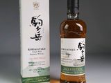 une image d'une bouteille de whisky japonais à côté d'une boîte