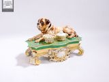 une figurine représentant un chien allongé sur une table