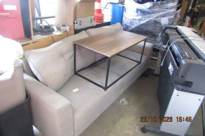 une photo montrant un canapé et une table dans un garage