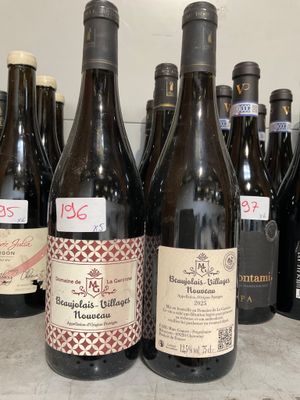plusieurs bouteilles de vin sont alignées sur un comptoir