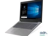 l'ordinateur portable est ouvert sur une surface blanche avec des fenêtres sur l'écran