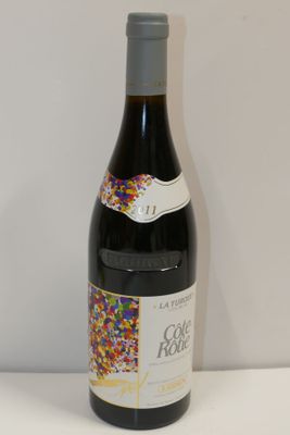 une bouteille de vin décorée de paillettes