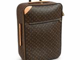 un gros plan d'une valise marron sur fond blanc