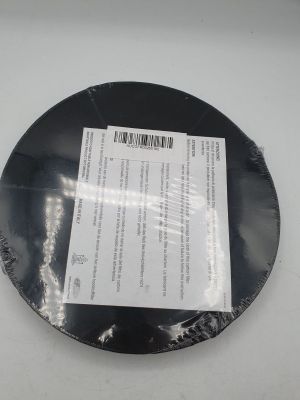 une photo d'une assiette noire sur laquelle se trouve un ticket de caisse
