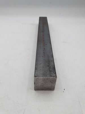 gros plan d'un morceau de métal sur une surface blanche