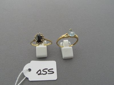 deux bagues et une bague posée sur une table, accompagnée d'une étiquette indiquant son prix