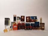 de nombreux parfums différents sur une surface blanche